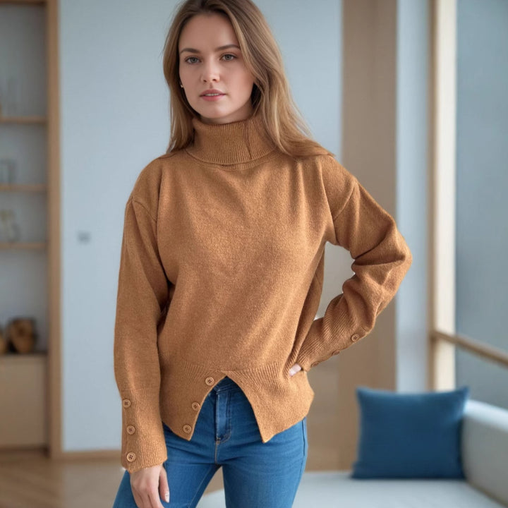 Damernas moderiktiga rullkragepullover med knappr detaljer och asymmetrisk fåll Mirla-Eva Jonsson