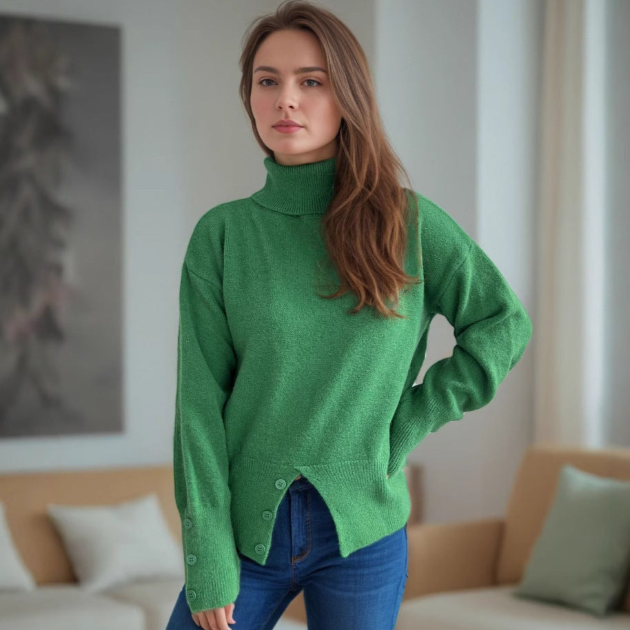 Damernas moderiktiga rullkragepullover med knappr detaljer och asymmetrisk fåll Mirla-Eva Jonsson