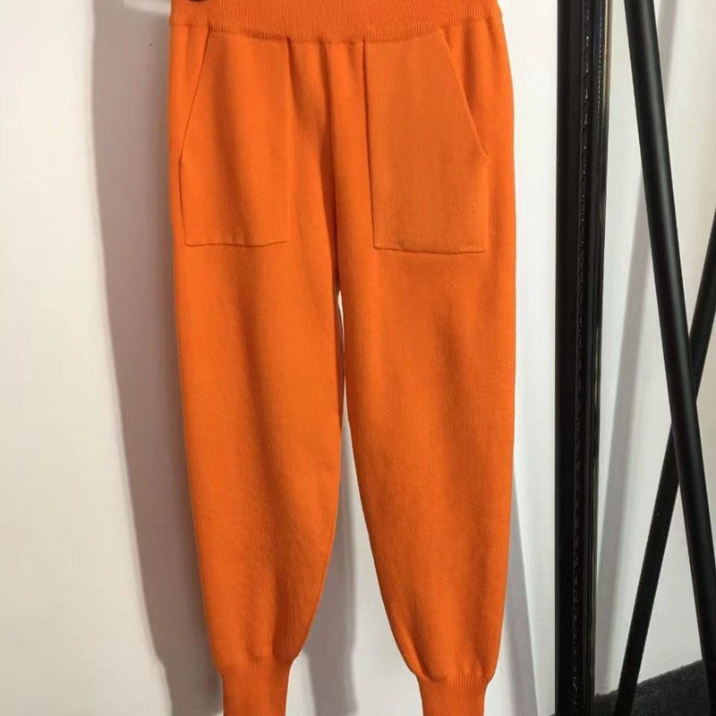 Damernas moderiktiga rutigt mönster stickad set med knappdetalj och avslappnade byxor Mirla-Eva Jonsson