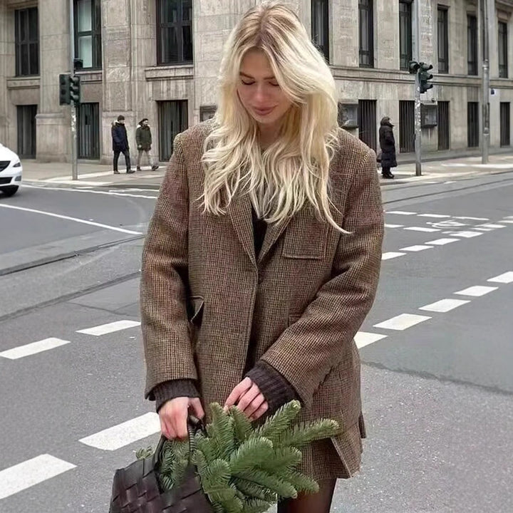 Damernas moderiktiga rutjacka med figurnära snitt och stora lockfickor Mirla-Eva Jonsson