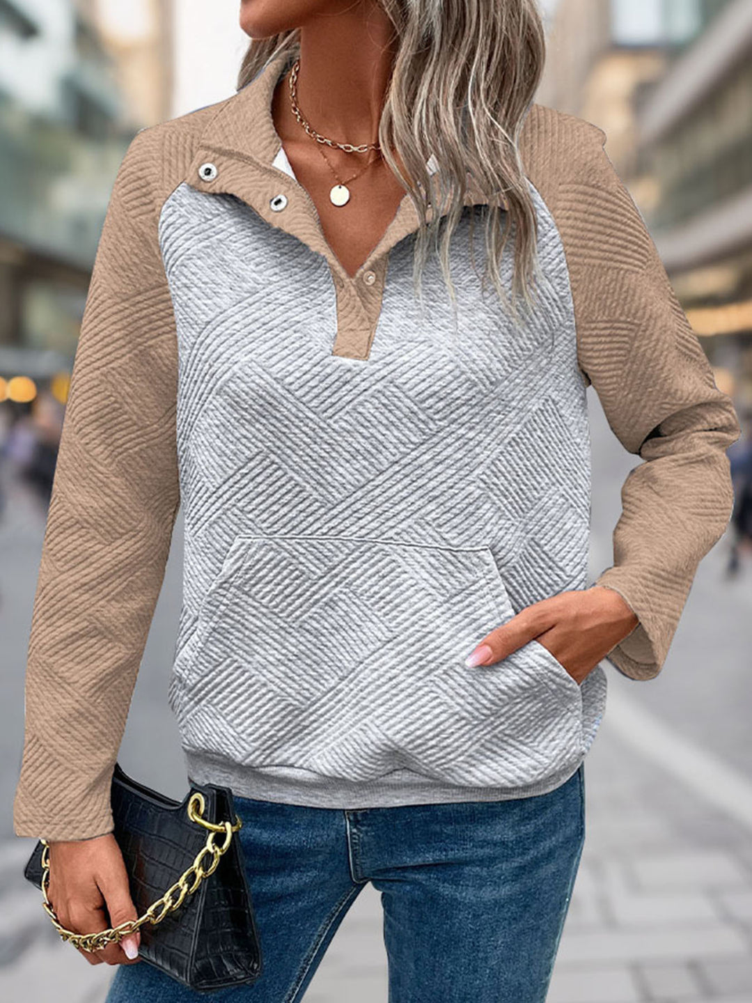 Damernas moderiktiga ståkrage-tröja med strukturerad yta Mirla-Eva Jonsson