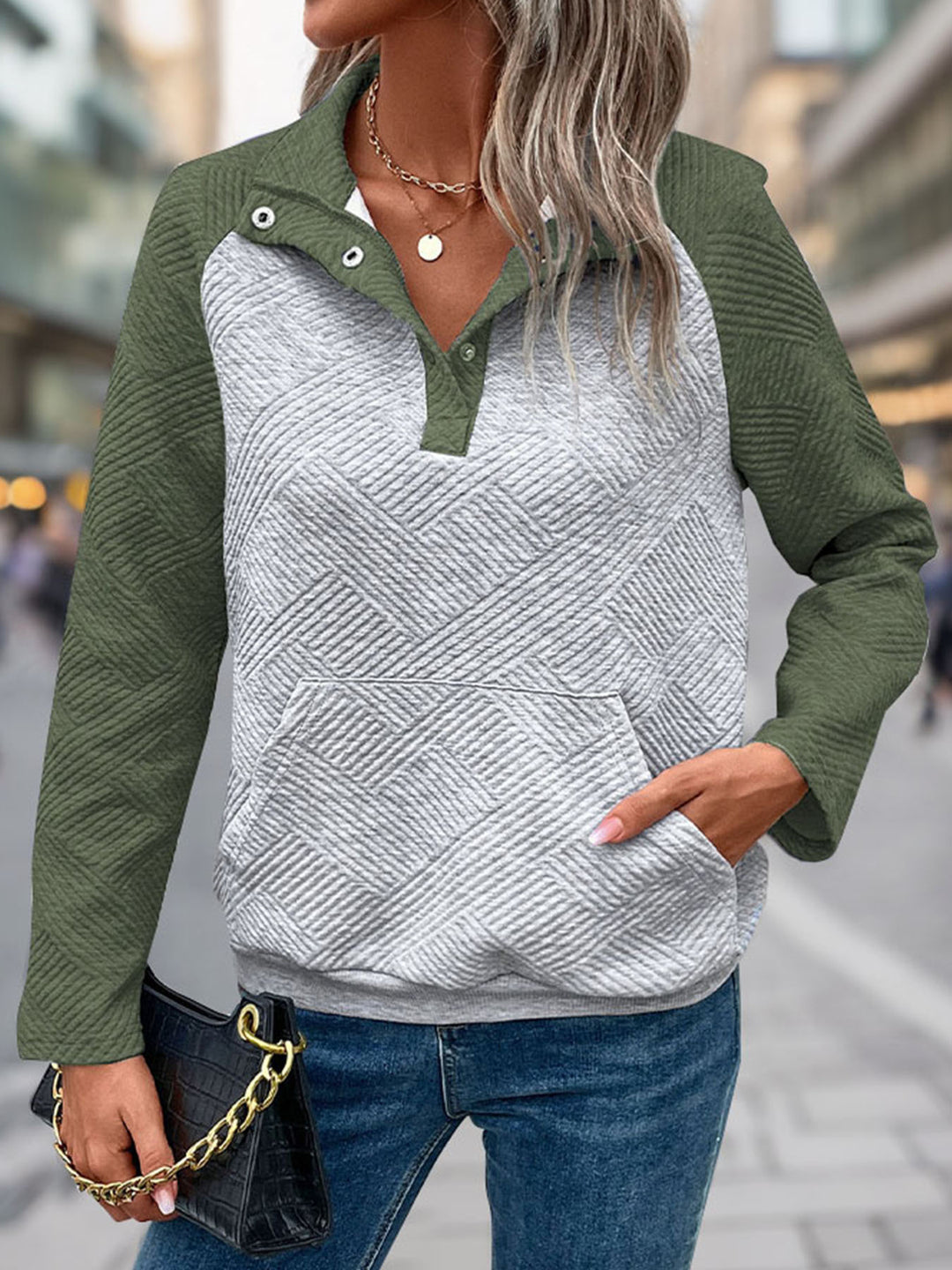 Damernas moderiktiga ståkrage-tröja med strukturerad yta Mirla-Eva Jonsson