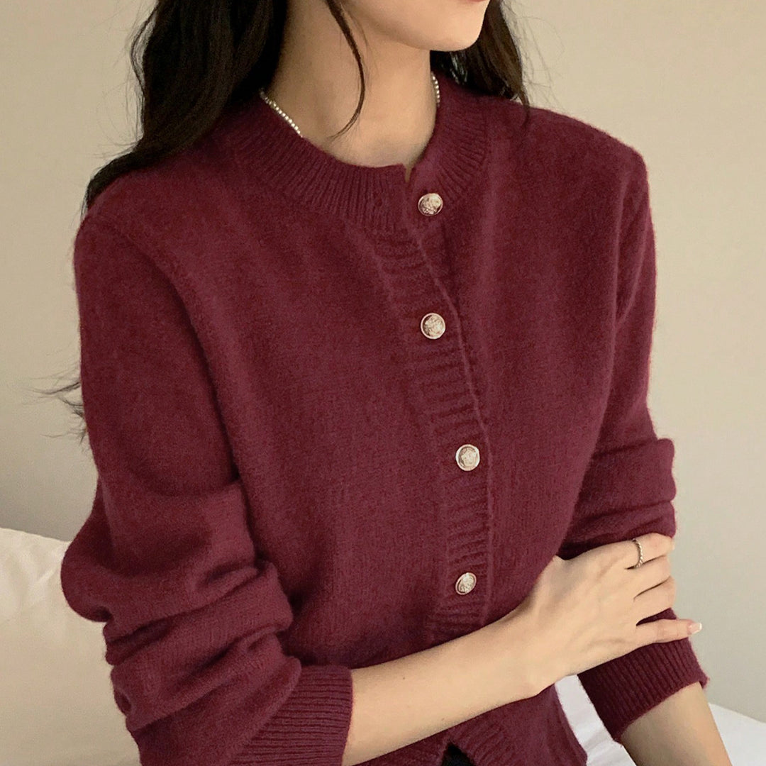 Damernas moderiktiga stickad cardigan med knapplist och fin ribbad struktur Eva Jonsson-Eva Jonsson