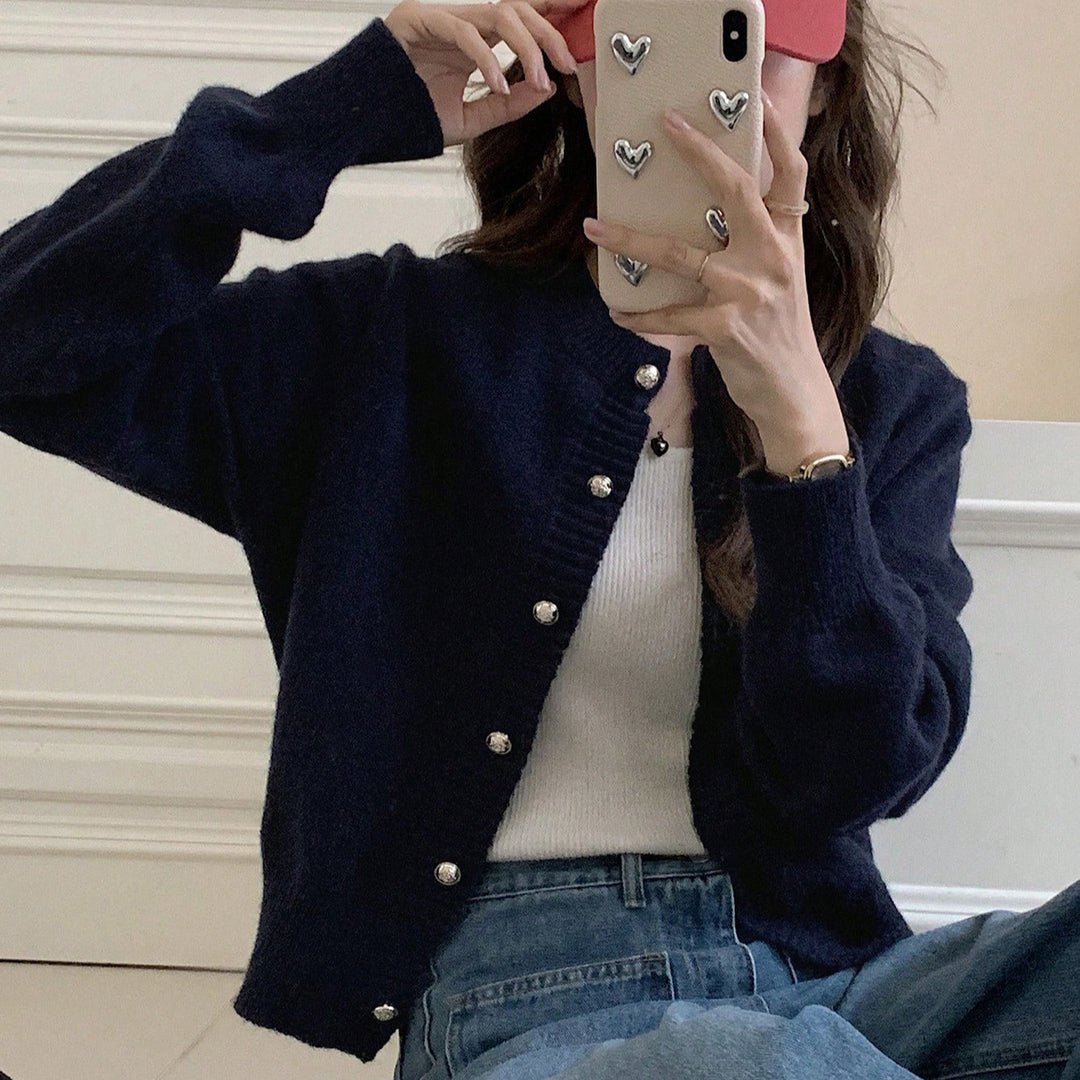 Damernas moderiktiga stickad cardigan med knapplist och fin ribbad struktur Eva Jonsson-Eva Jonsson