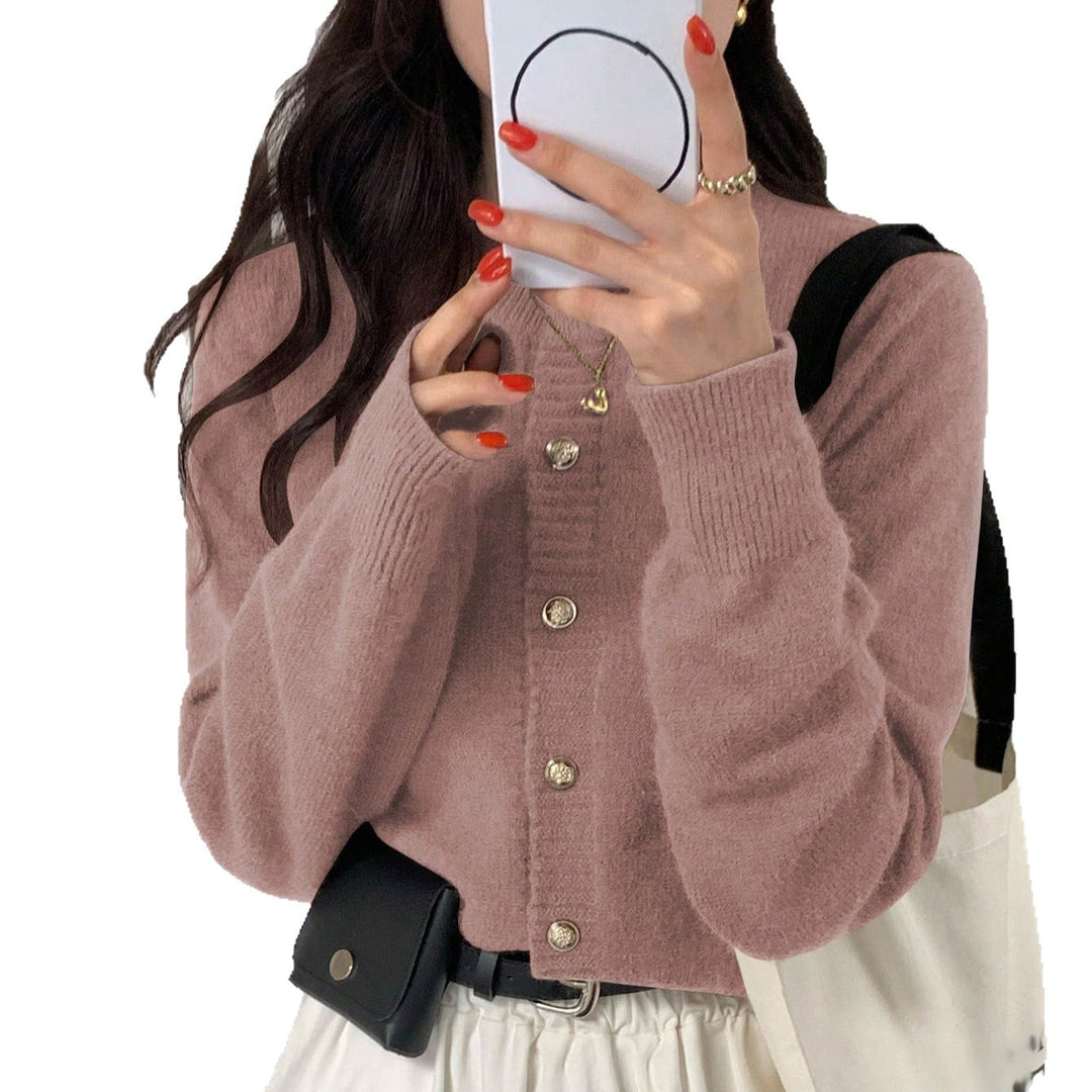 Damernas moderiktiga stickad cardigan med knapplist och fin ribbad struktur Eva Jonsson-Eva Jonsson