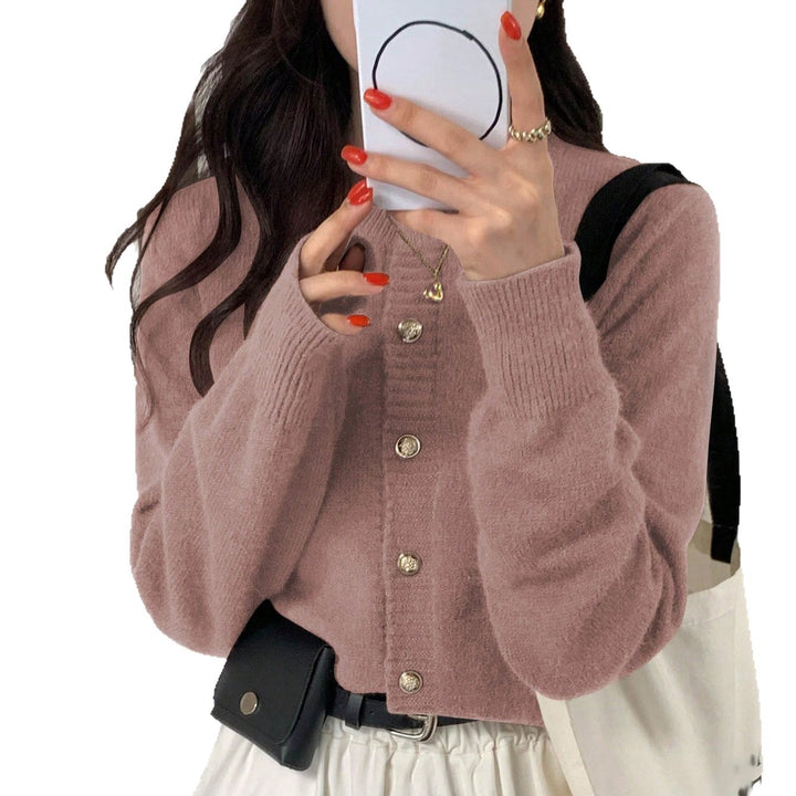 Damernas moderiktiga stickad cardigan med knapplist och fin ribbad struktur Eva Jonsson-Eva Jonsson