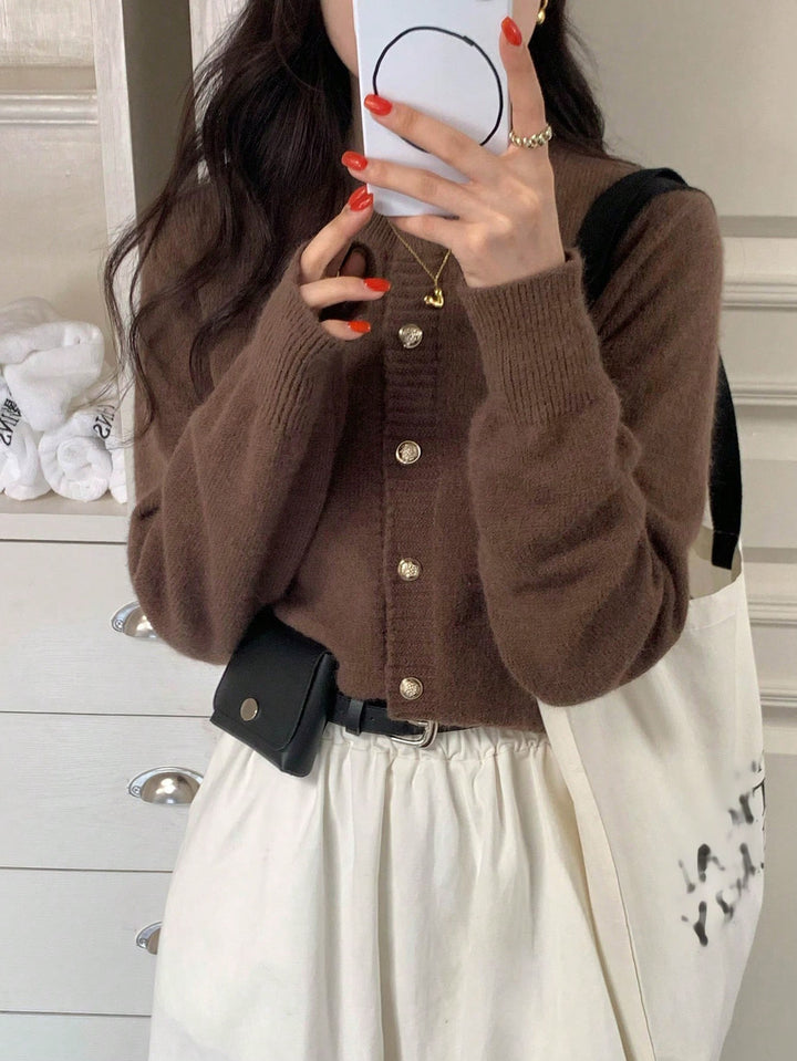 Damernas moderiktiga stickad cardigan med knapplist och fin ribbad struktur Eva Jonsson-Eva Jonsson