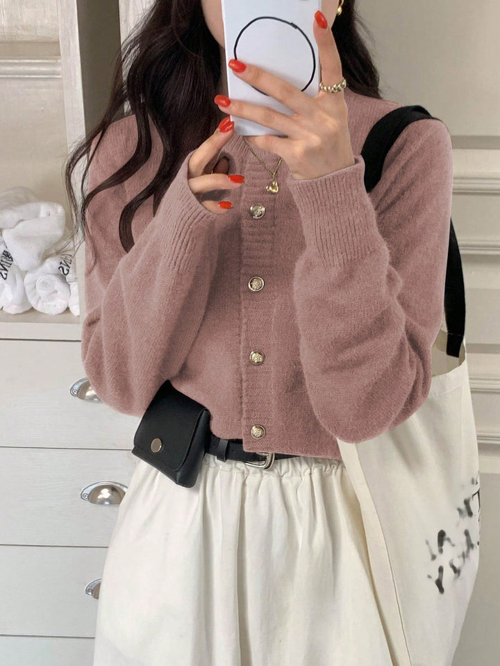 Damernas moderiktiga stickad cardigan med knapplist och fin ribbad struktur Eva Jonsson-Eva Jonsson