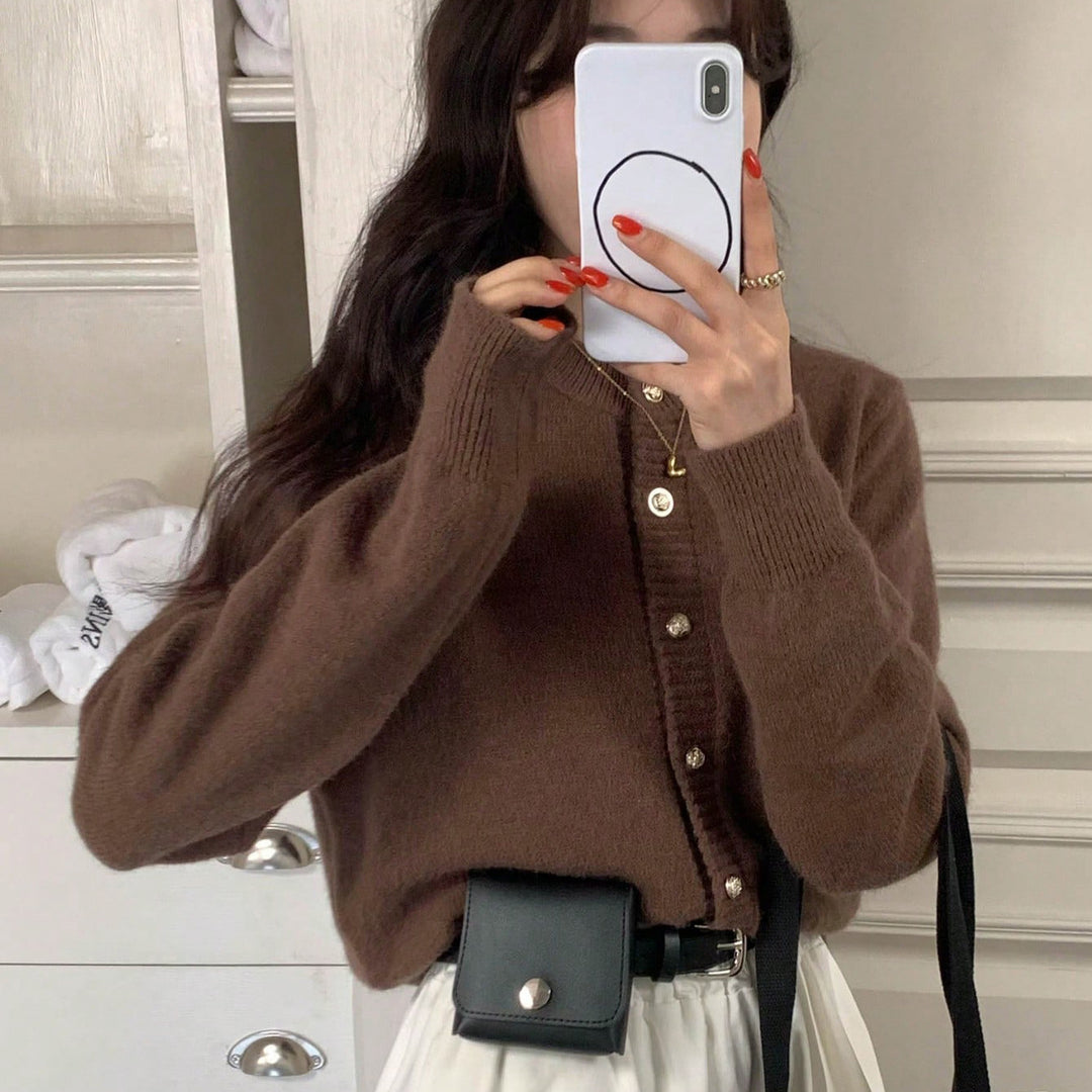 Damernas moderiktiga stickad cardigan med knapplist och fin ribbad struktur Eva Jonsson-Eva Jonsson