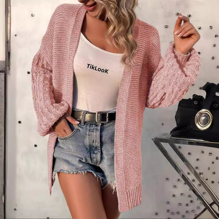 Damernas moderiktiga stickad cardigan med voluminösa ärmar och öppen design Mirla-Eva Jonsson