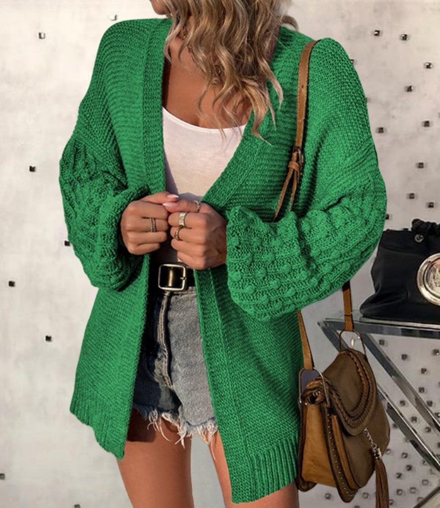 Damernas moderiktiga stickad cardigan med voluminösa ärmar och öppen design Mirla-Eva Jonsson
