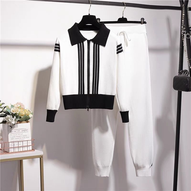Damernas moderiktiga stickade loungewear-set med dragkedja och sportiga detaljer Mirla-Eva Jonsson
