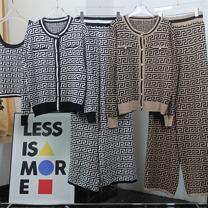 Damernas moderiktiga stickade loungewear-set med geometriskt mönster och smal passform Mirla-Eva Jonsson