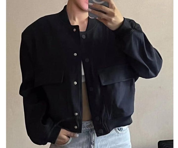 Damernas moderiktiga streetwear-jacka Mirla-Eva Jonsson