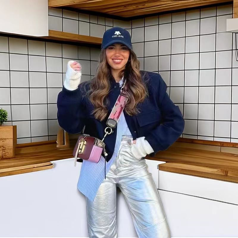 Damernas moderiktiga streetwear-jacka Mirla-Eva Jonsson