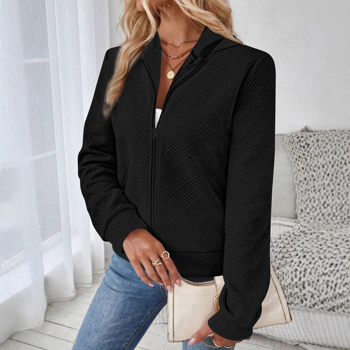Damernas moderiktiga sweatjacka med strukturerad design och hög krage Mirla-Eva Jonsson