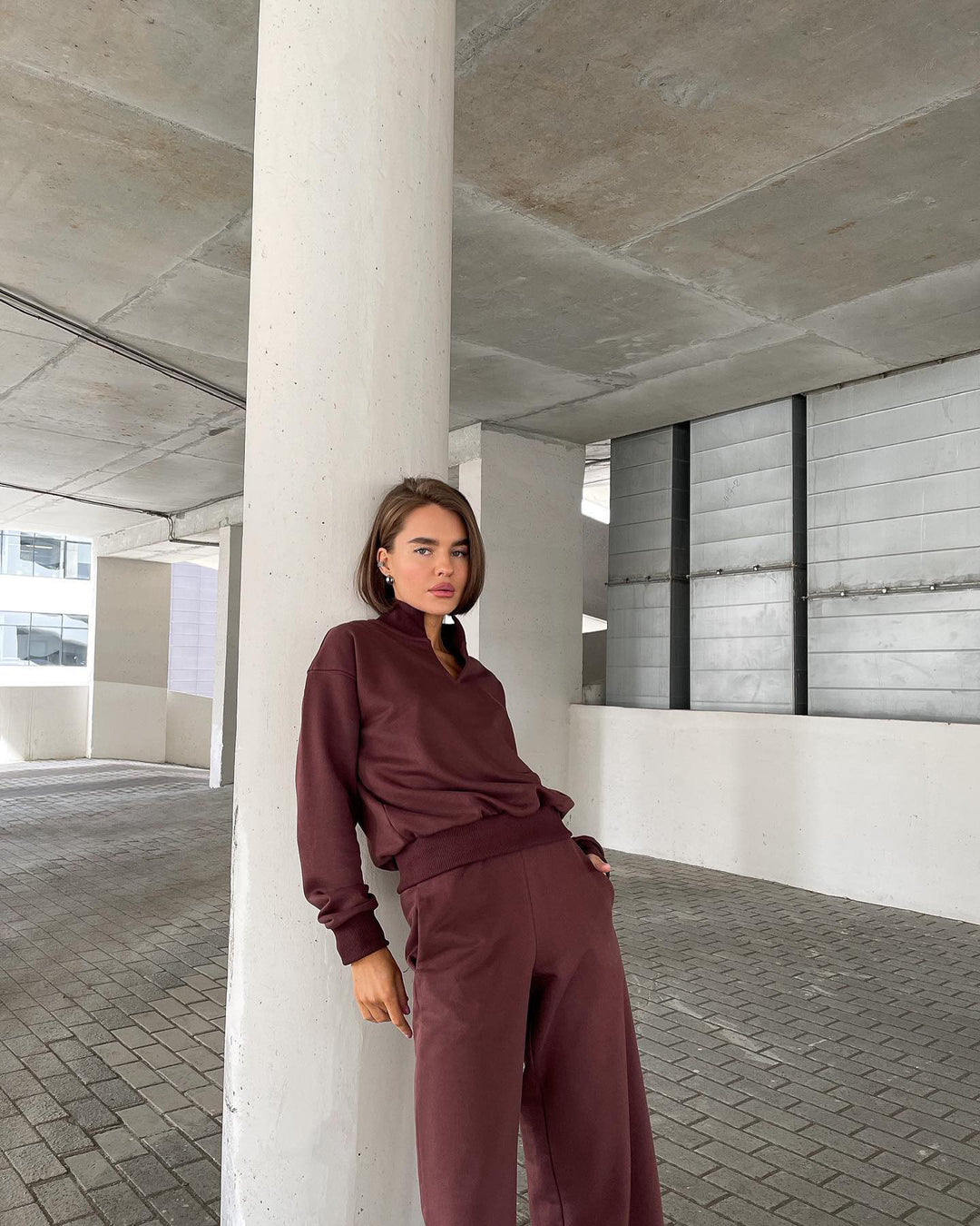 Damernas moderiktiga sweatshirt med V-ringning och optimerad passform Mirla-Eva Jonsson