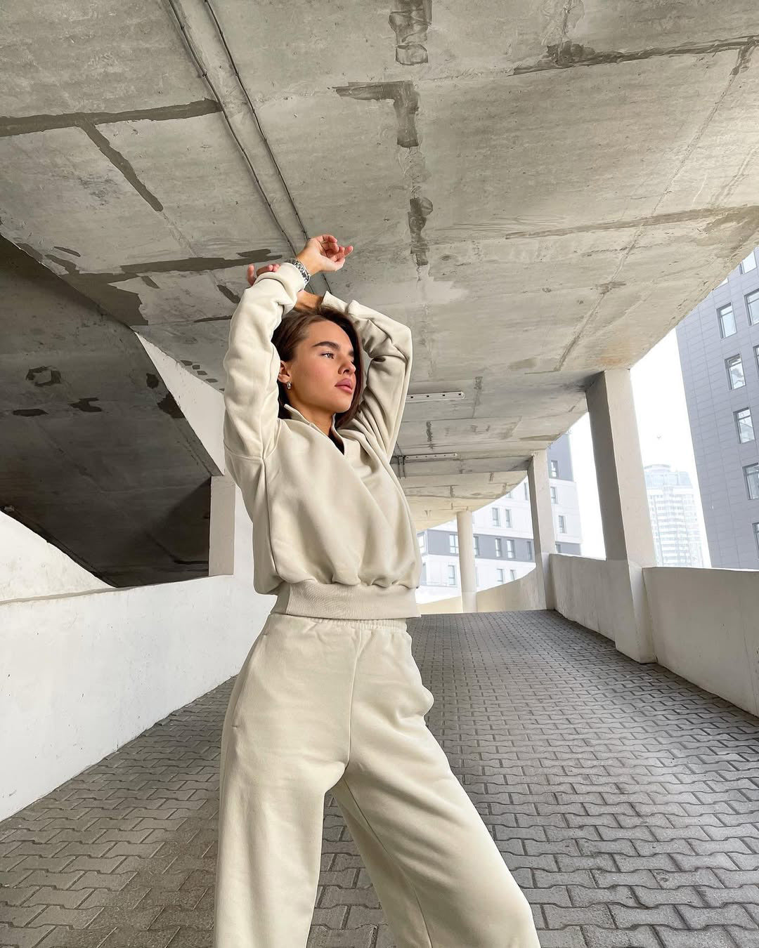 Damernas moderiktiga sweatshirt med V-ringning och optimerad passform Mirla-Eva Jonsson