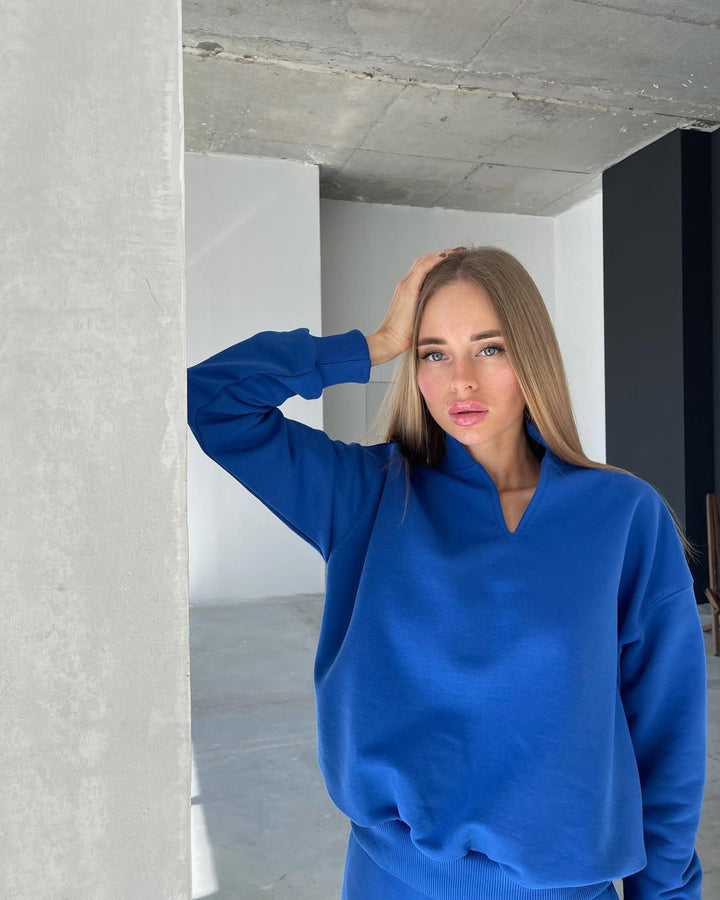 Damernas moderiktiga sweatshirt med V-ringning och optimerad passform Mirla-Eva Jonsson