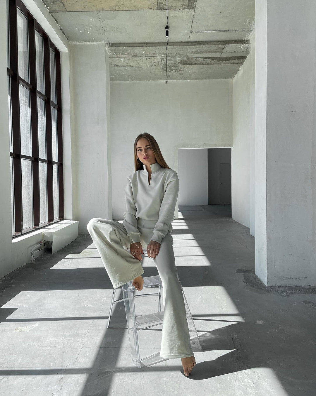 Damernas moderiktiga sweatshirt med V-ringning och optimerad passform Mirla-Eva Jonsson