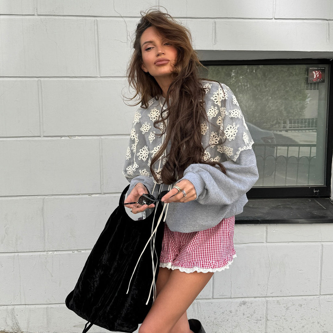 Damernas moderiktiga sweatshirt med blommig spetskrage Mirla-Eva Jonsson