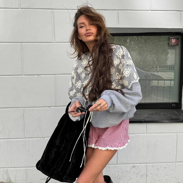 Damernas moderiktiga sweatshirt med blommig spetskrage Mirla-Eva Jonsson
