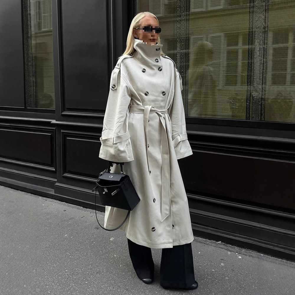 Damernas moderiktiga trenchcoat med hög krage och bindebälte Mirla-Eva Jonsson