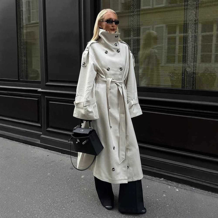 Damernas moderiktiga trenchcoat med hög krage och bindebälte Mirla-Eva Jonsson
