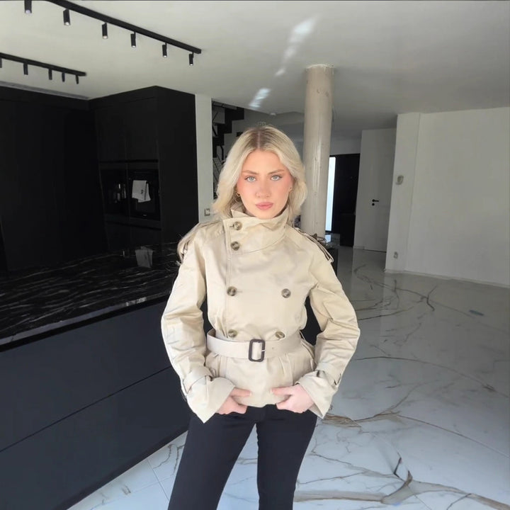 Damernas moderiktiga trenchcoat med hög krage och praktiska sidofickor Mirla-Eva Jonsson