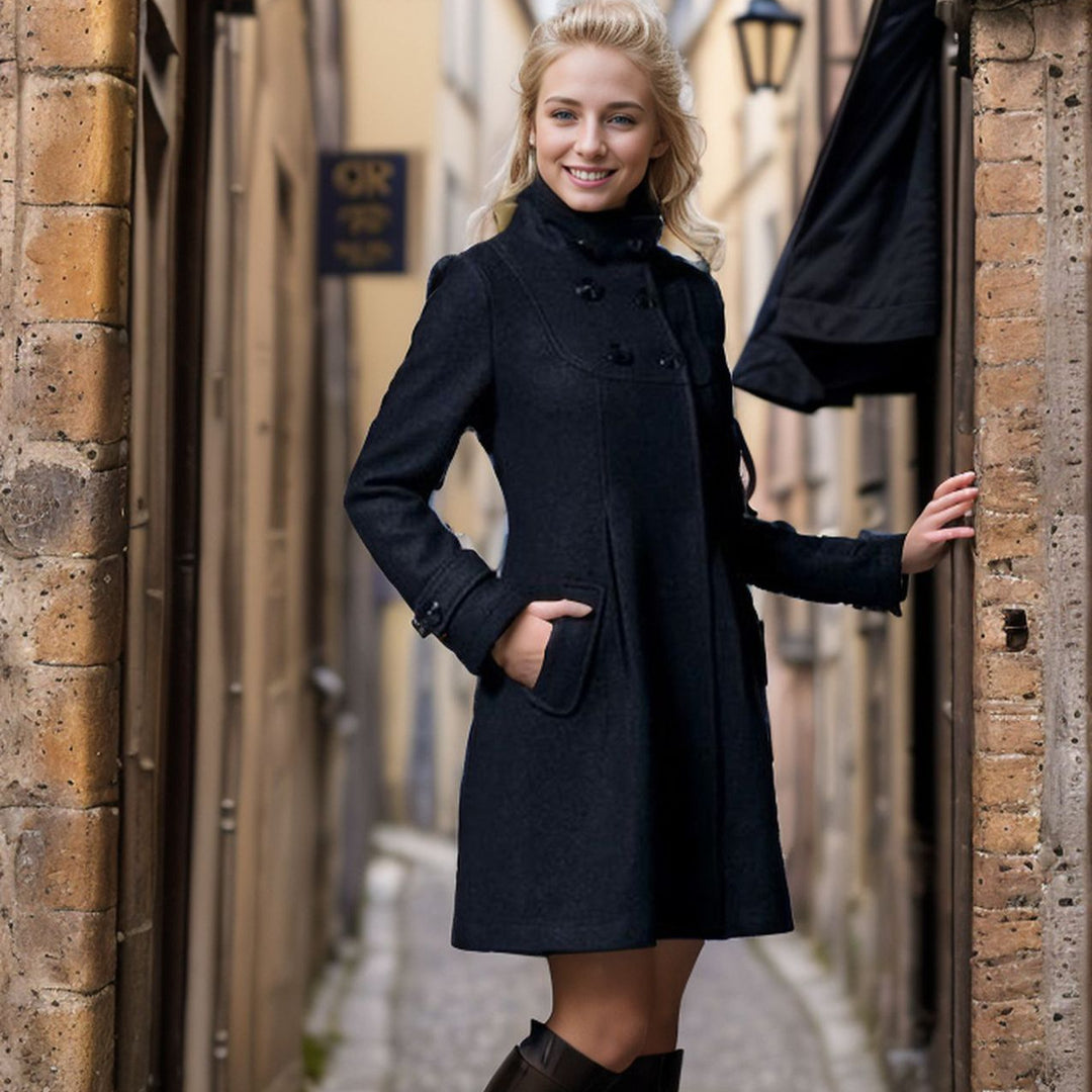 Damernas moderiktiga trenchcoat med huva och praktiska fickor Mirla-Eva Jonsson