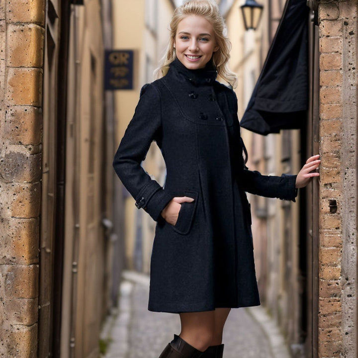 Damernas moderiktiga trenchcoat med huva och praktiska fickor Mirla-Eva Jonsson
