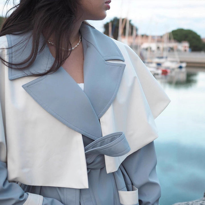 Damernas moderiktiga trenchcoat med kontrasterande färgdesign och eleganta detaljer Mirla-Eva Jonsson