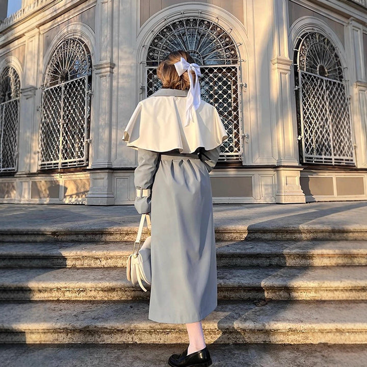 Damernas moderiktiga trenchcoat med kontrasterande färgdesign och eleganta detaljer Mirla-Eva Jonsson