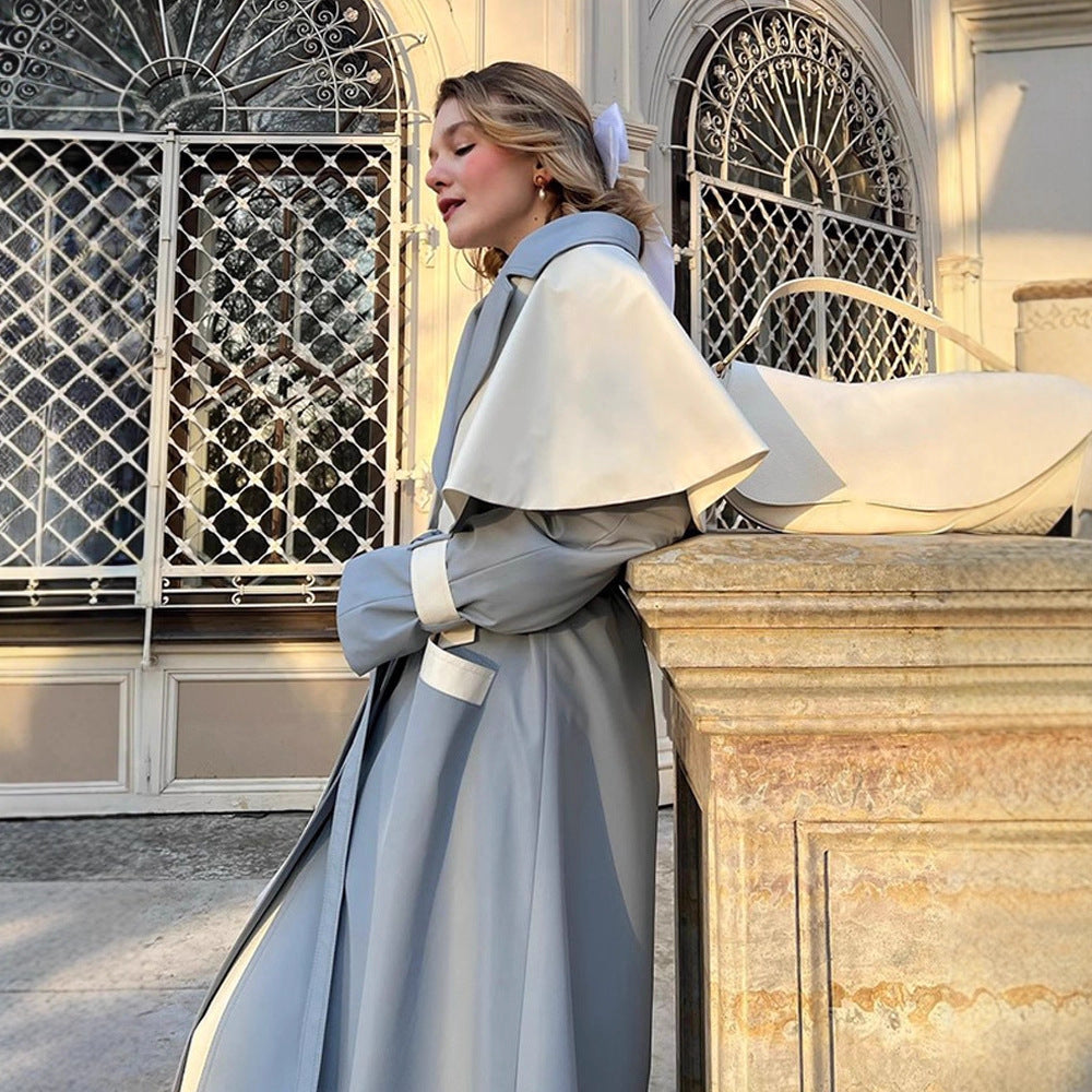 Damernas moderiktiga trenchcoat med kontrasterande färgdesign och eleganta detaljer Mirla-Eva Jonsson