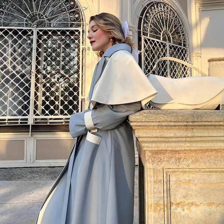 Damernas moderiktiga trenchcoat med kontrasterande färgdesign och eleganta detaljer Mirla-Eva Jonsson