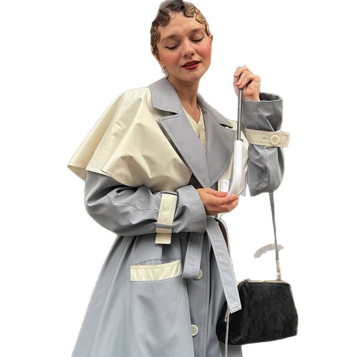 Damernas moderiktiga trenchcoat med kontrasterande färgdesign och eleganta detaljer Mirla-Eva Jonsson