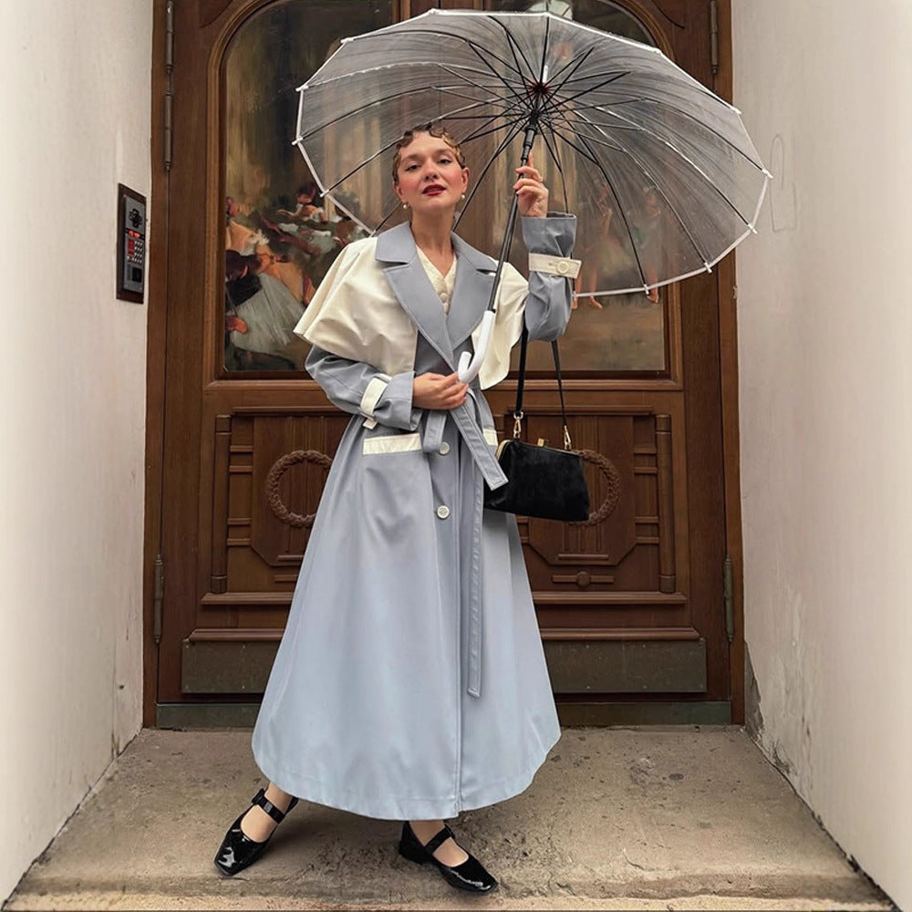 Damernas moderiktiga trenchcoat med kontrasterande färgdesign och eleganta detaljer Mirla-Eva Jonsson