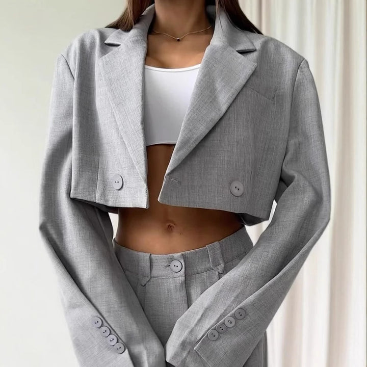 Damernas moderiktiga tvådelade kostym med cropped blazer och vid midja Mirla-Eva Jonsson