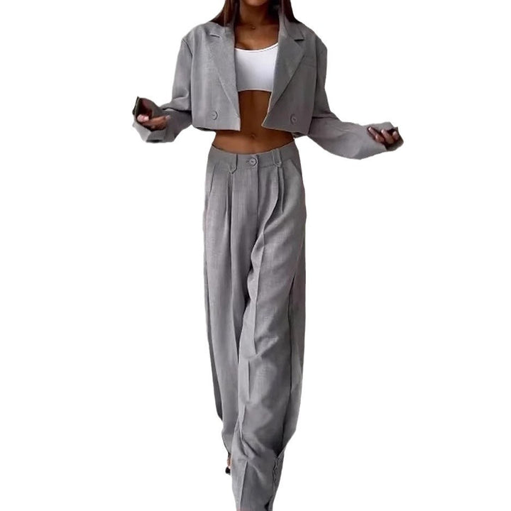 Damernas moderiktiga tvådelade kostym med cropped blazer och vid midja Mirla-Eva Jonsson