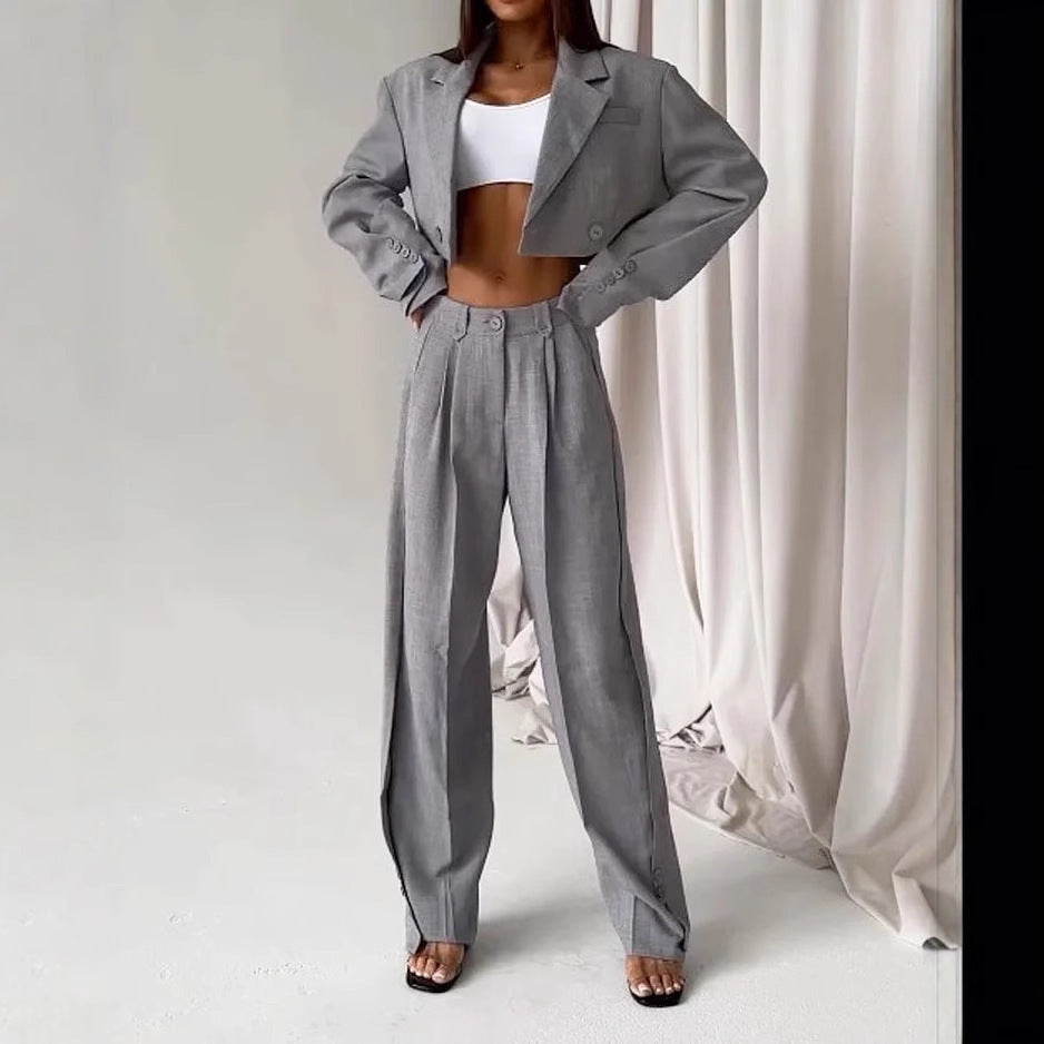 Damernas moderiktiga tvådelade kostym med cropped blazer och vid midja Mirla-Eva Jonsson