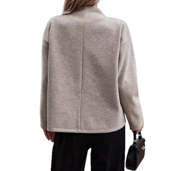 Damernas moderiktiga ulljacka i elegant stil med dubbel knappslutning Mirla-Eva Jonsson