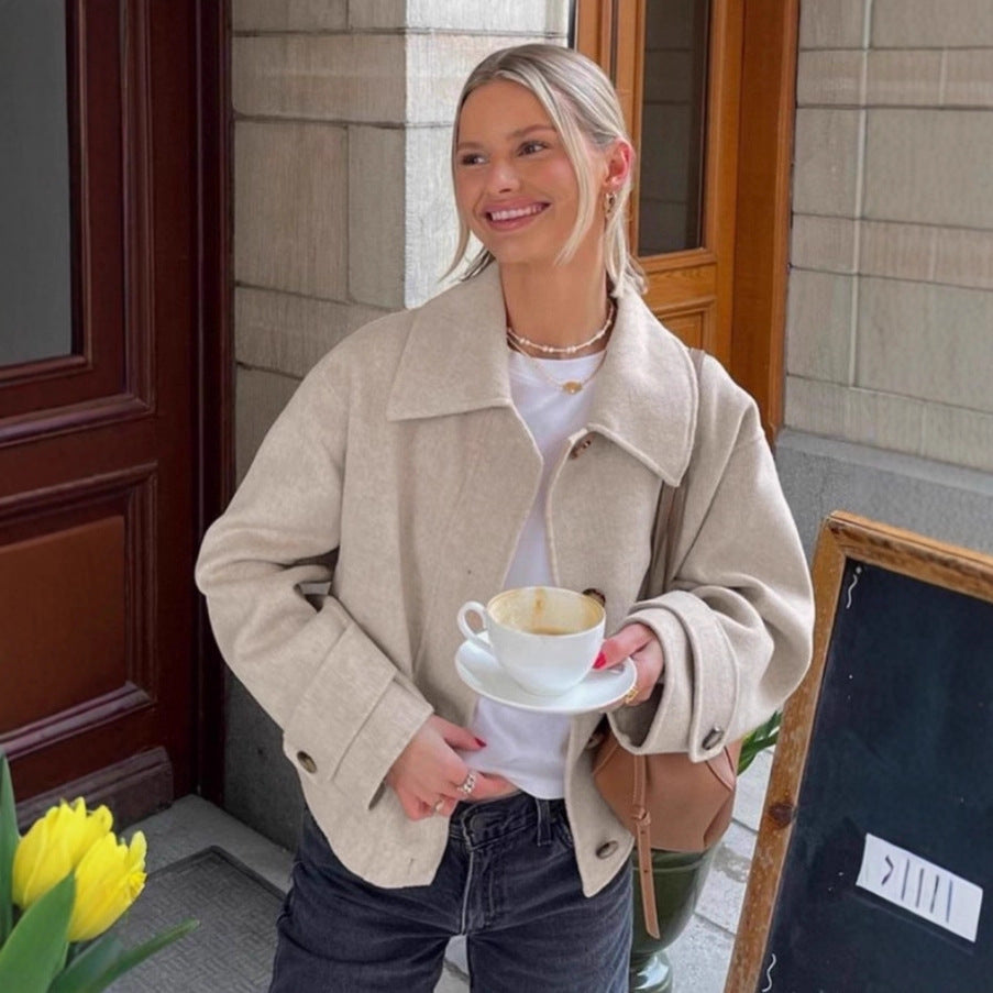 Damernas moderiktiga ulljacka med avslappnad skärning och knappdetaljer Mirla-Eva Jonsson