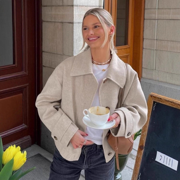 Damernas moderiktiga ulljacka med avslappnad skärning och knappdetaljer Mirla-Eva Jonsson