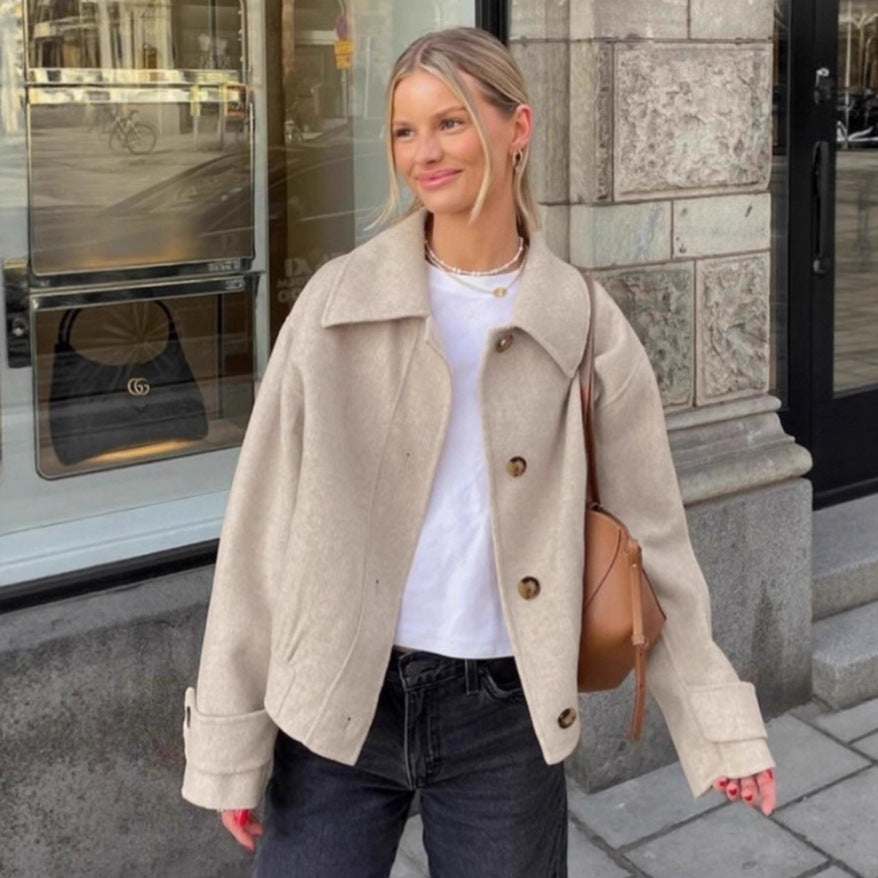 Damernas moderiktiga ulljacka med avslappnad skärning och knappdetaljer Mirla-Eva Jonsson