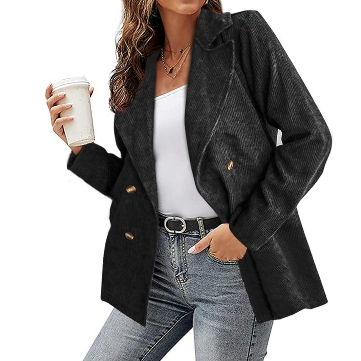 Damernas modern kordjacka med avslappnad passform och praktiska fickor Mirla-Eva Jonsson