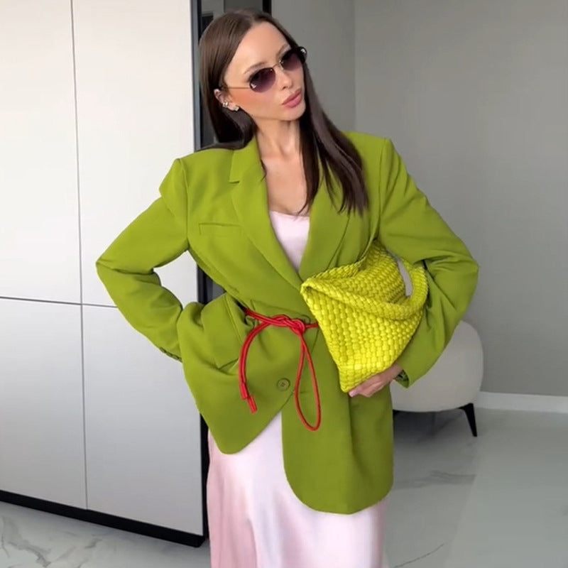 Damernas moderna blazer med bältesdetaljer Mirla-Eva Jonsson