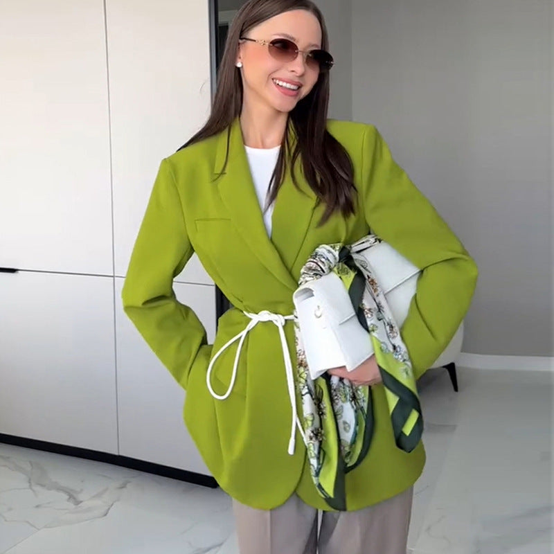 Damernas moderna blazer med bältesdetaljer Mirla-Eva Jonsson