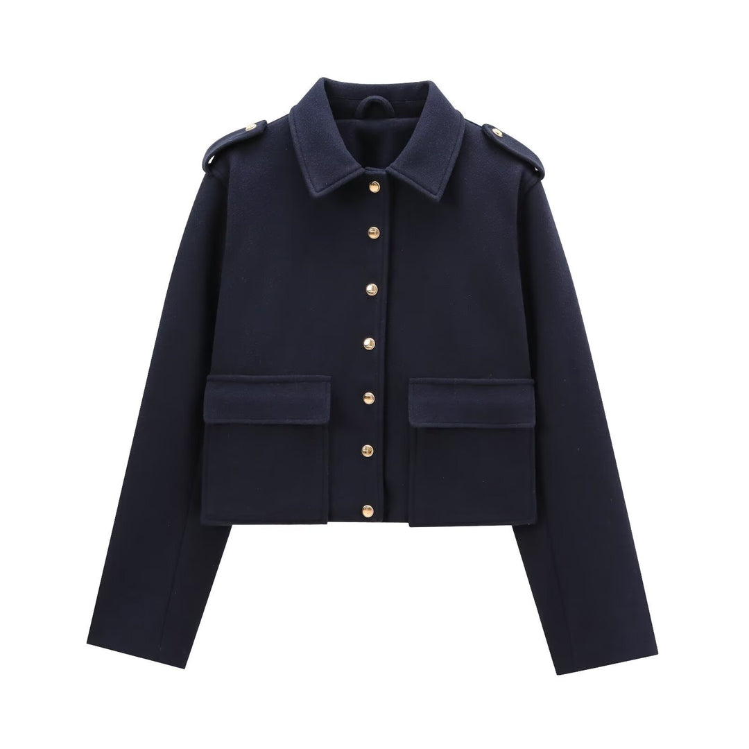 Damernas moderna cropped jacka med gyllene tryckknappar Mirla-Eva Jonsson