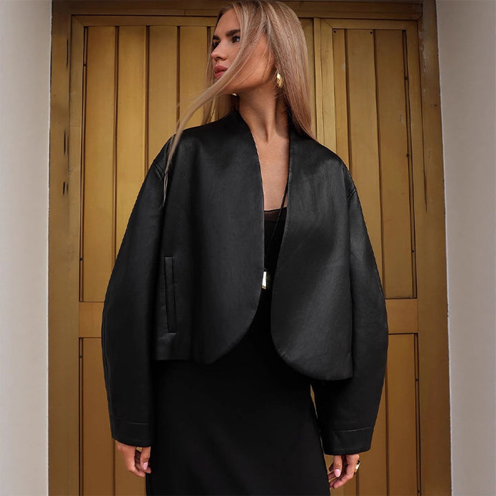 Damernas moderna cropped jacka med oversized snitt Mirla-Eva Jonsson