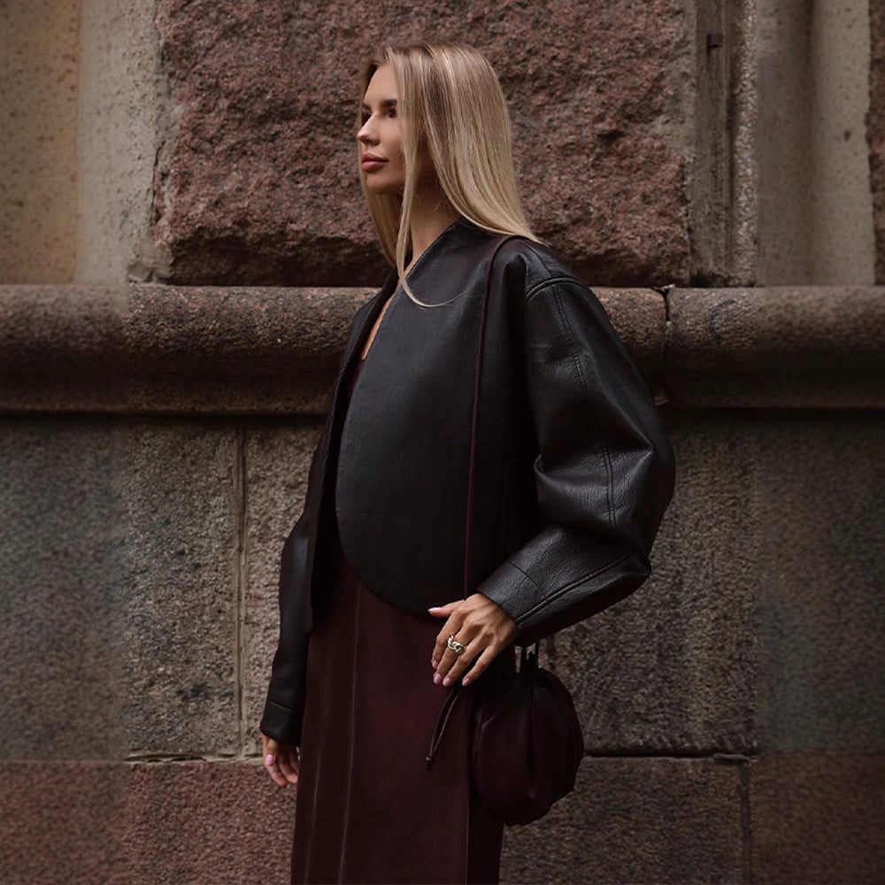 Damernas moderna cropped jacka med oversized snitt Mirla-Eva Jonsson